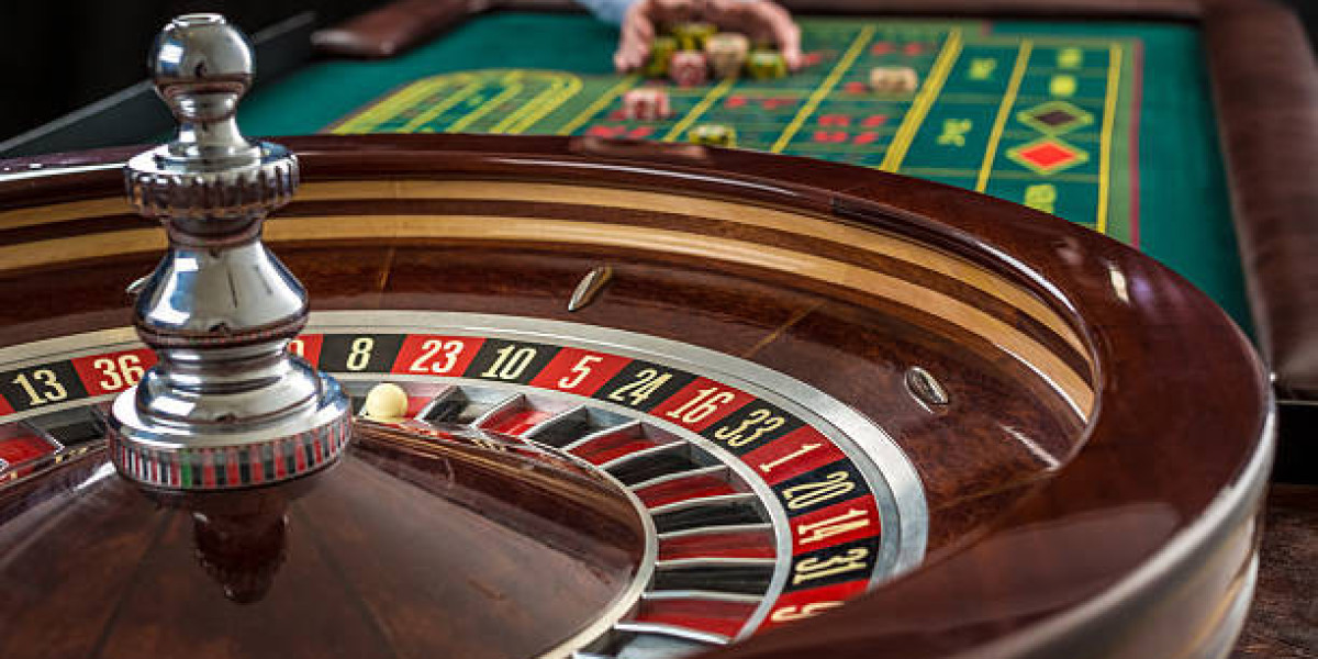 The Role of Cryptocurrencies in Online Casinos: Benefits and Challenges in 2025